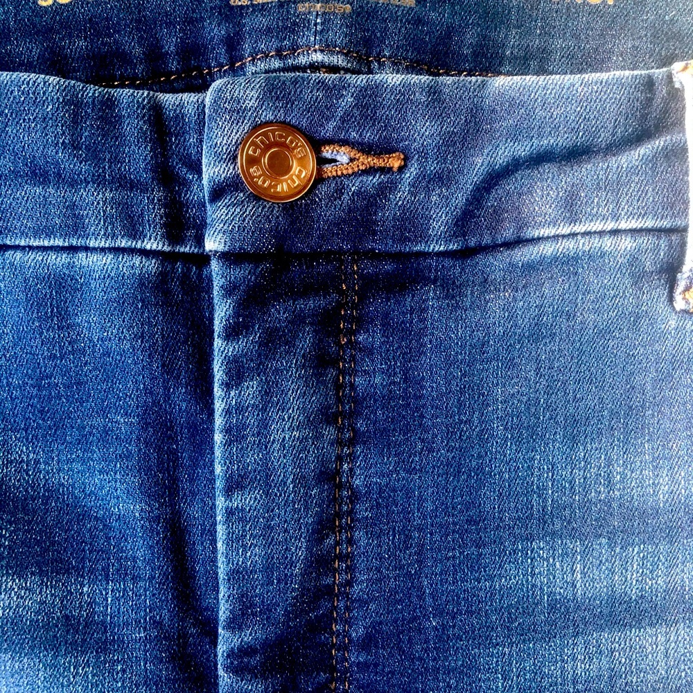 Chico’s GIRLFRIEND SLIM LEG CROP JEAN